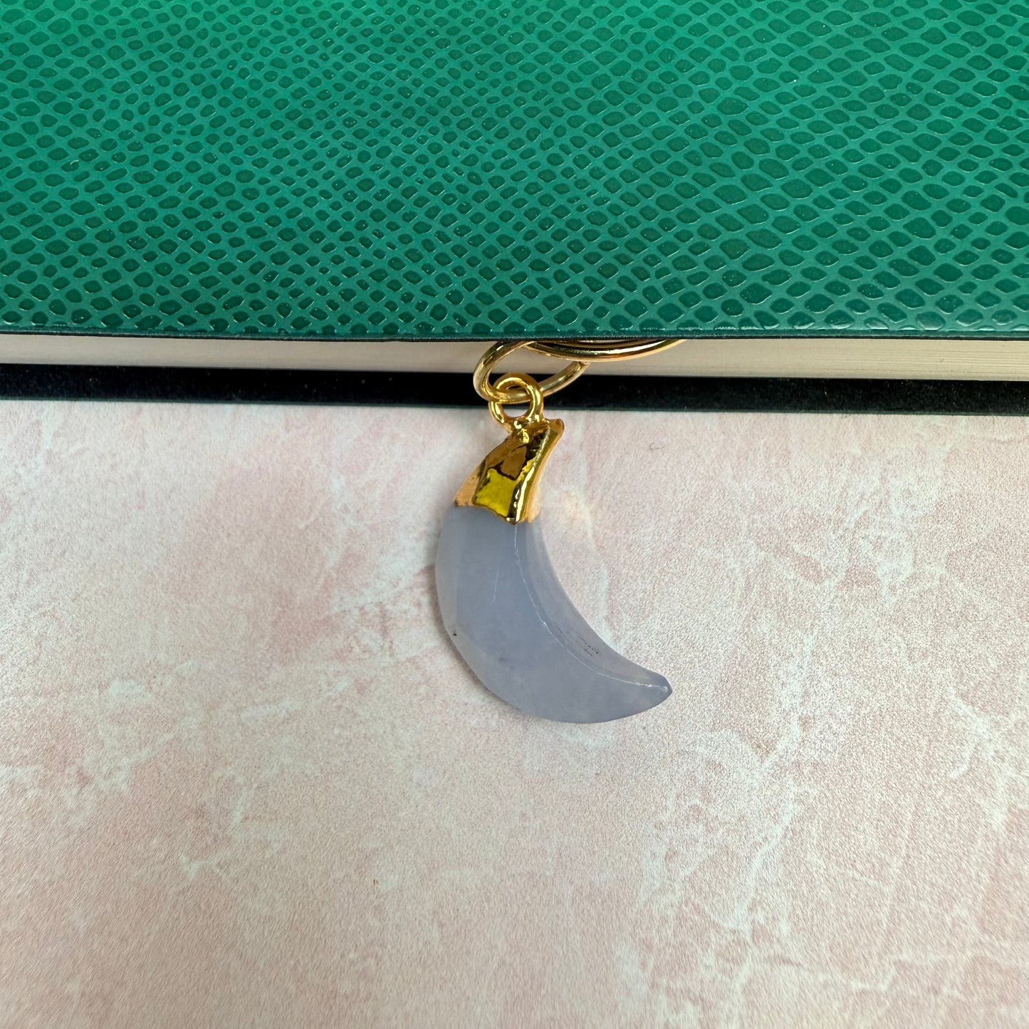 Amuleto planificador lunar de amatista de la buena bruja